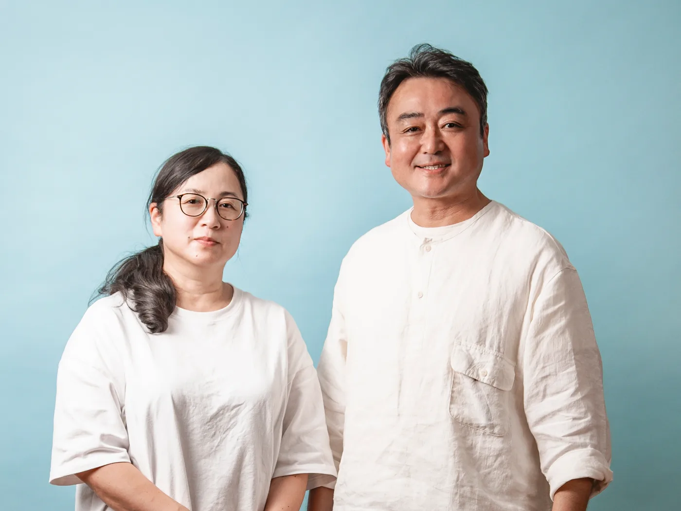 スタジオで並んで立つ八戸ペイントの代表夫妻