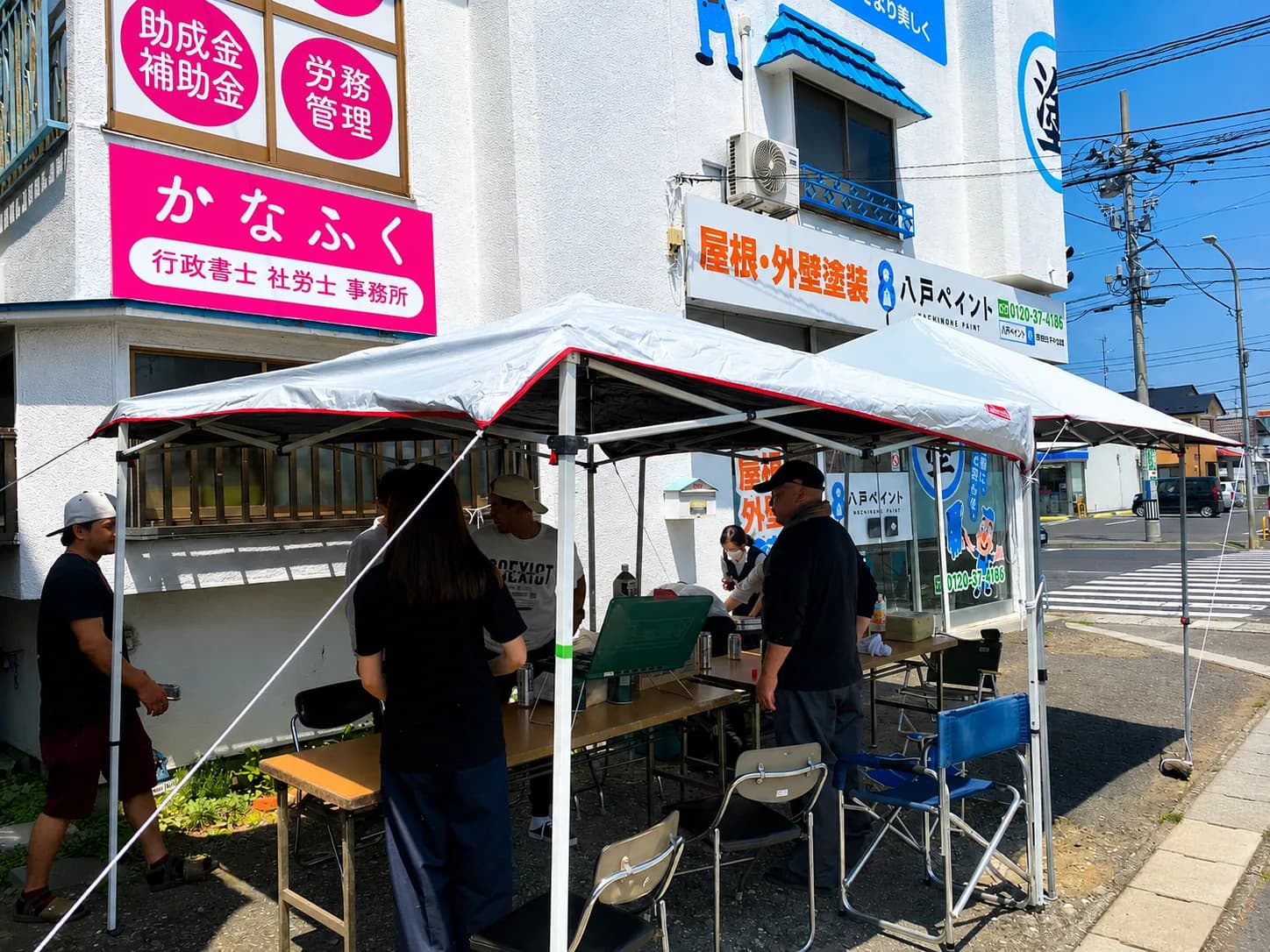 屋外テントに八戸ペイントの看板を出した出店の様子