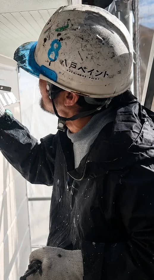 外壁の下地をヘラで整える職人
